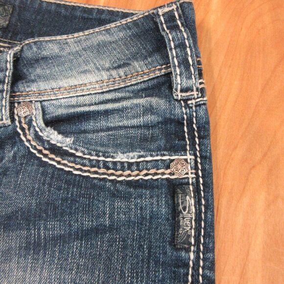 SILVER JEANS Suki Surplus Shorts Sz 27 Distressed Denim Back Flap Pocket Bermuda - Picture 4 of 15